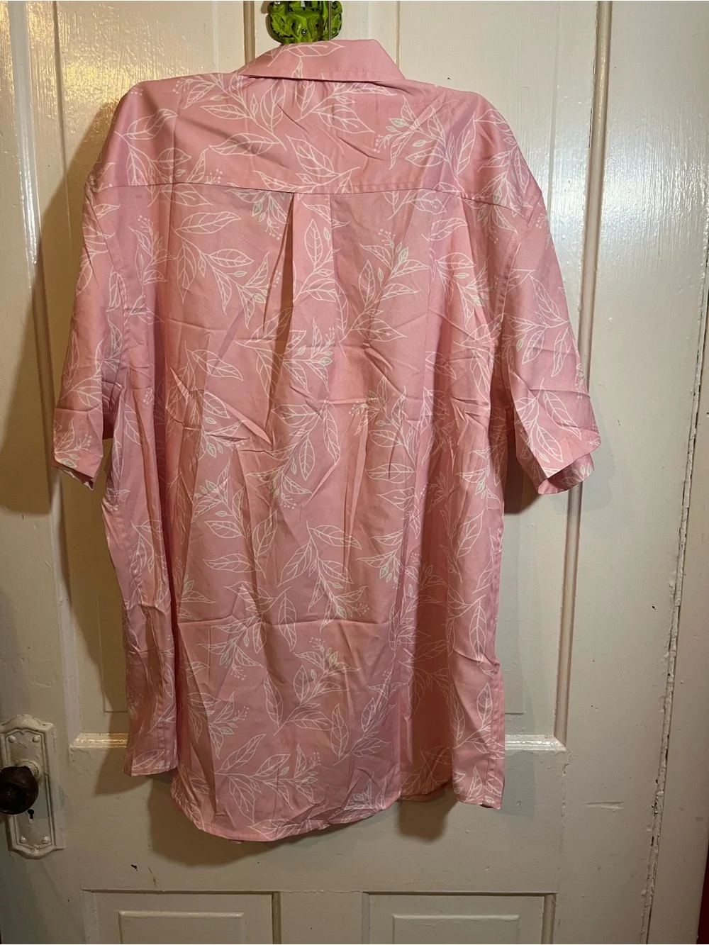 Mens XL pink Coofandy Hawaiian shirt w white leaf pattern Button Down closure